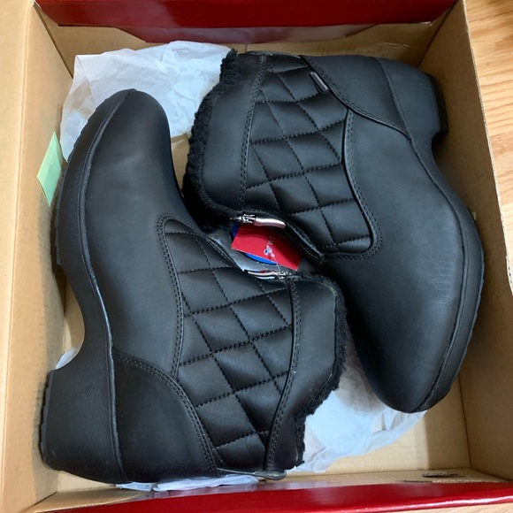 Weatherproof Shoes - NWT Weatherproof “Lori” Zip Rain Booties - LAST PAIR SIZE 6.5!